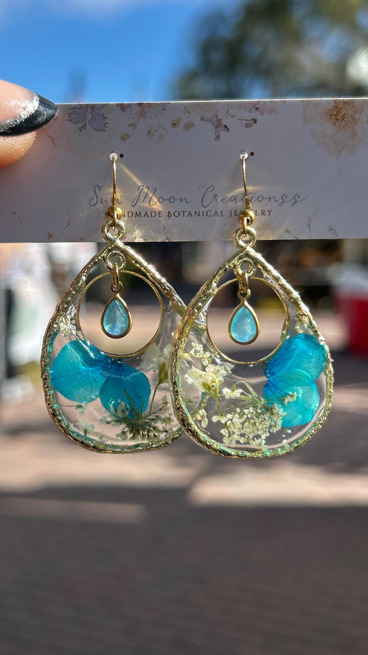 Medium drop resin earrings in blue, white