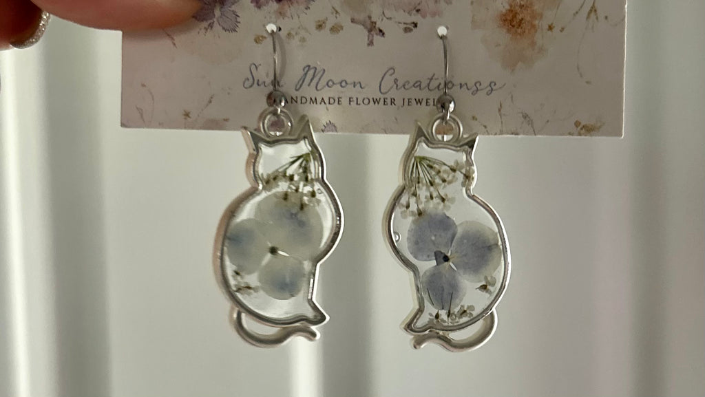 Sitting Pretty Kitties in blue,silver